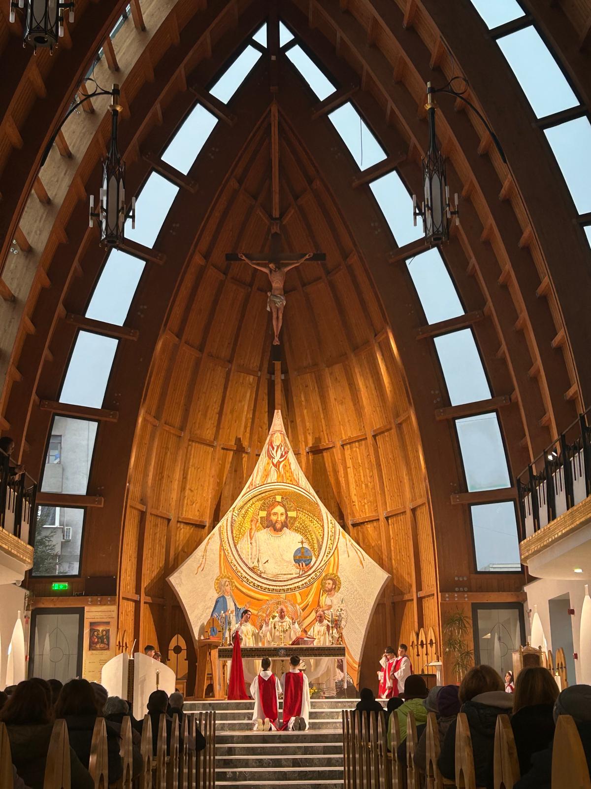 Catolicii din Neamț celebrează Vigilia Pascală în noaptea de sâmbătă