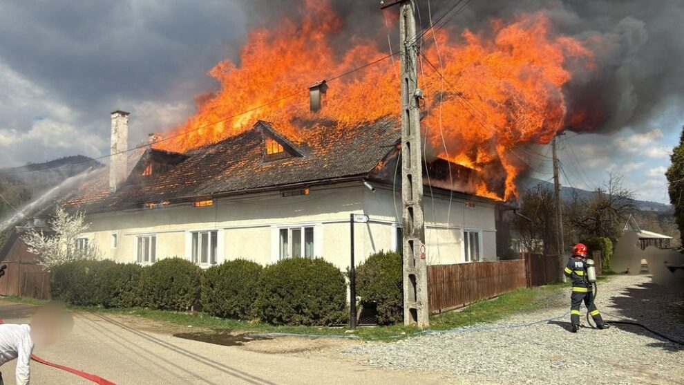 Incendiu în Bistrița-Năsăud afectează două gospodării, fără victime