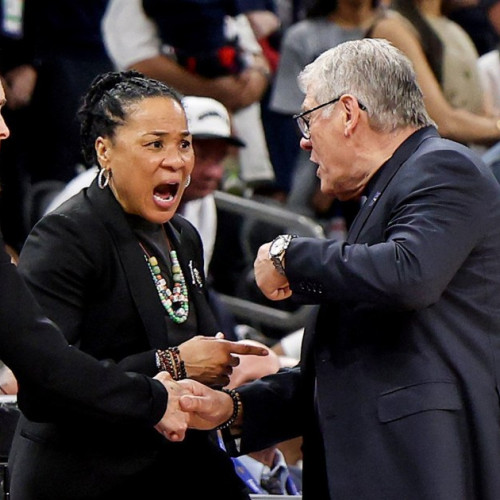 Geno Auriemma și Dawn Staley au avut un schimb aprins după înfrângerea Huskies