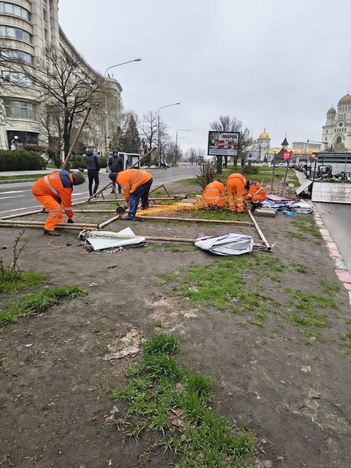 Primăria Capitalei desființează panouri publicitare amplasate ilegal