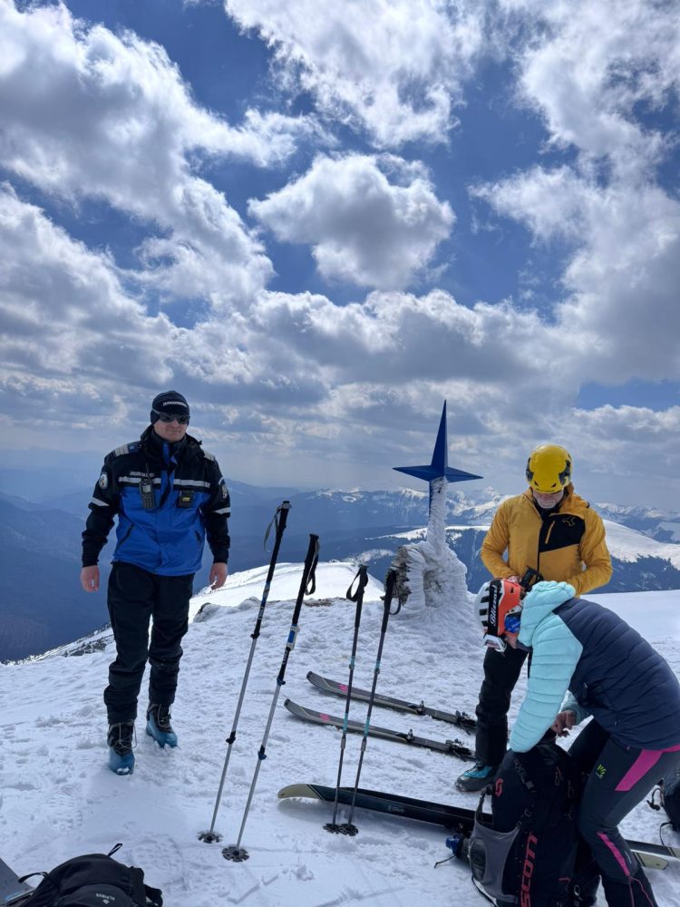 Primăvara întâmpină zăpada pe crestele Munților Rodnei