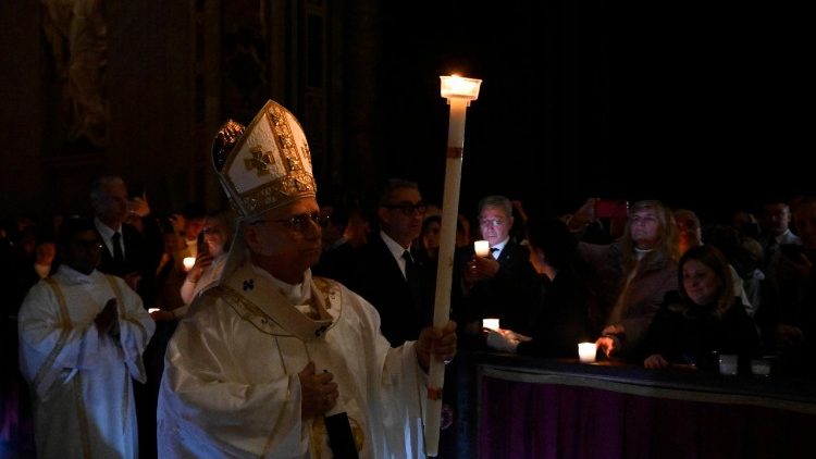 Papa Leon al XIV-lea celebrează prima Vigilia Pascală în Vatican