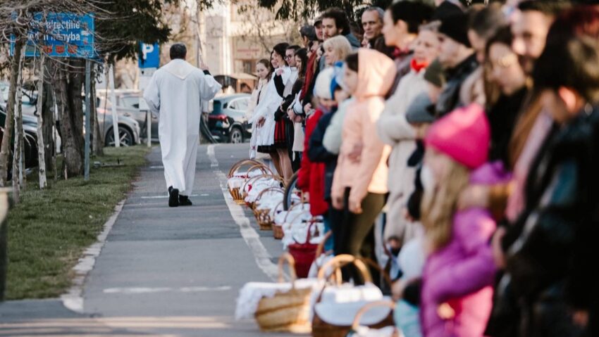 Mii de oameni participă la ceremonia de sfințire a bucatelor în Miercurea-Ciuc