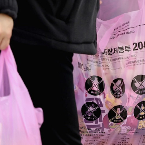 Magazinele din Coreea de Sud limitează vânzările de saci de plastic din cauza temerilor de penurie