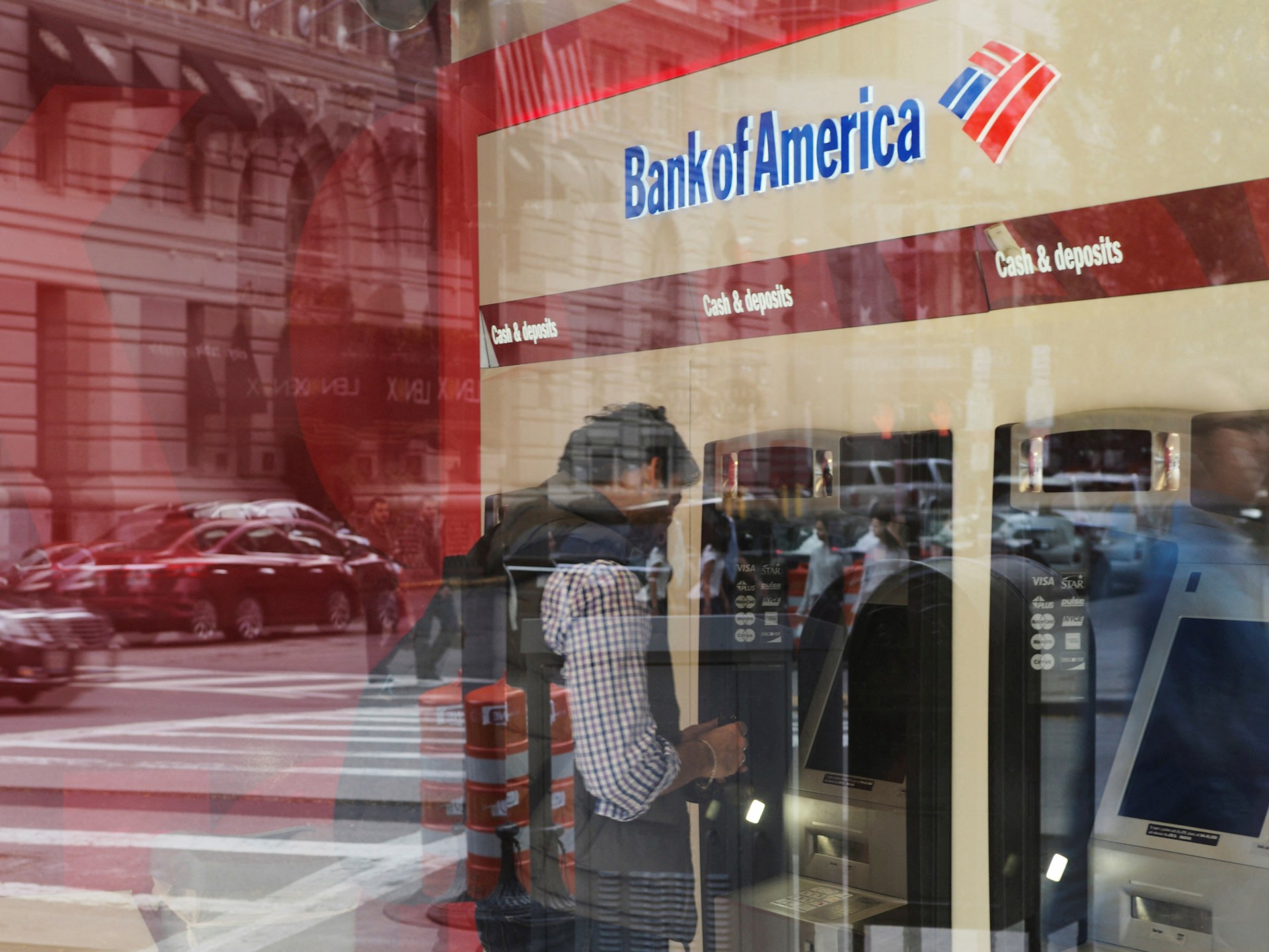 Avocații caută supraviețuitorii lui Epstein pentru un acord de 72,5 milioane USD cu Bank of America