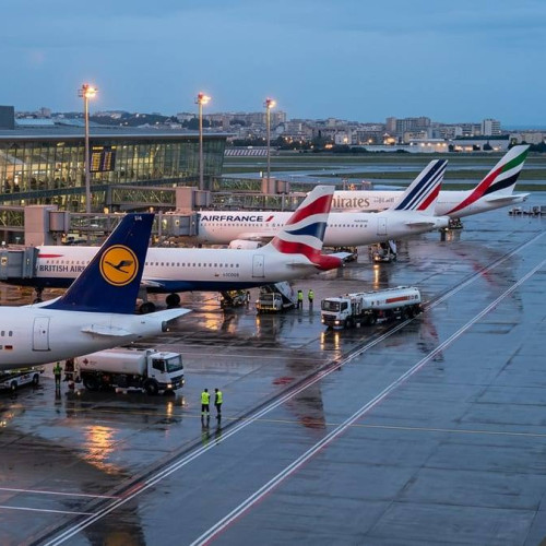 Companiile aeriene europene avertizează asupra perturbărilor de program din cauza limitelor de combustibil