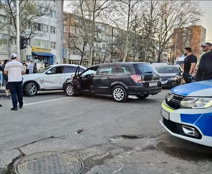 Accident rutier cu trei mașini în Pitești, trei persoane rănite ușor