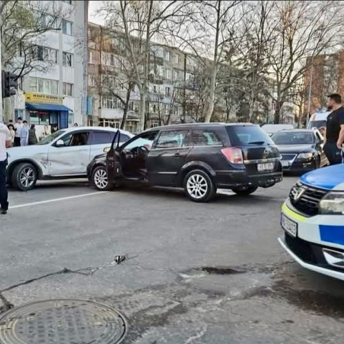 Accident rutier cu trei mașini în Pitești, trei persoane rănite ușor