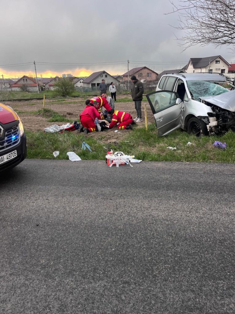 Accident rutier în comuna Drăganu, două autoturisme implicate