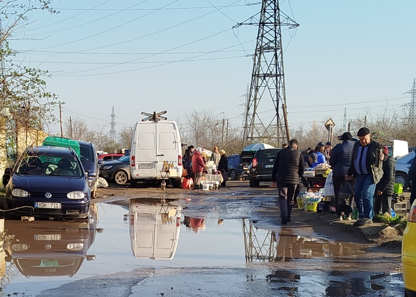 Gălățenii se înghesuie în Piața Rușilor, în ciuda controalelor autorităților