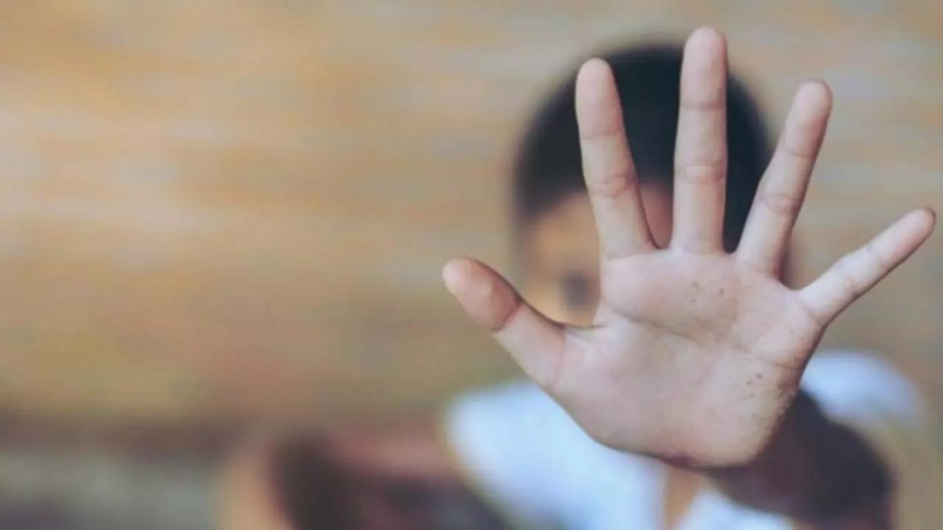 Agresor sexual cu antecedente trimis în judecată pentru violul unui minor