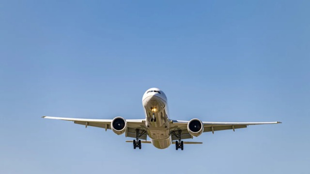 Biletele de avion se scumpesc pe fondul crizei combustibilului