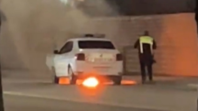 Mașină de poliție Dacia Logan a luat foc în trafic la Iași