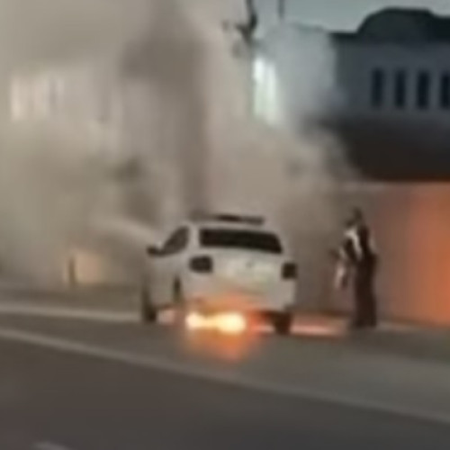Incendiu la o mașină de poliție Dacia Logan în Iași