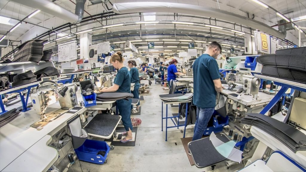 Concedieri masive anunțate de companiile auto din Argeș