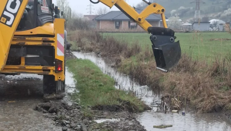 Apahida: Decolmatarea văilor pentru prevenirea inundațiilor continuă