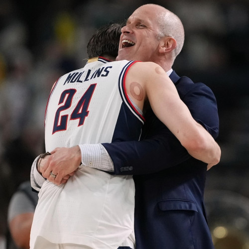 UConn și Hurley ajung la al treilea meci pentru titlu național în patru sezoane, învingând Illinois 71-62