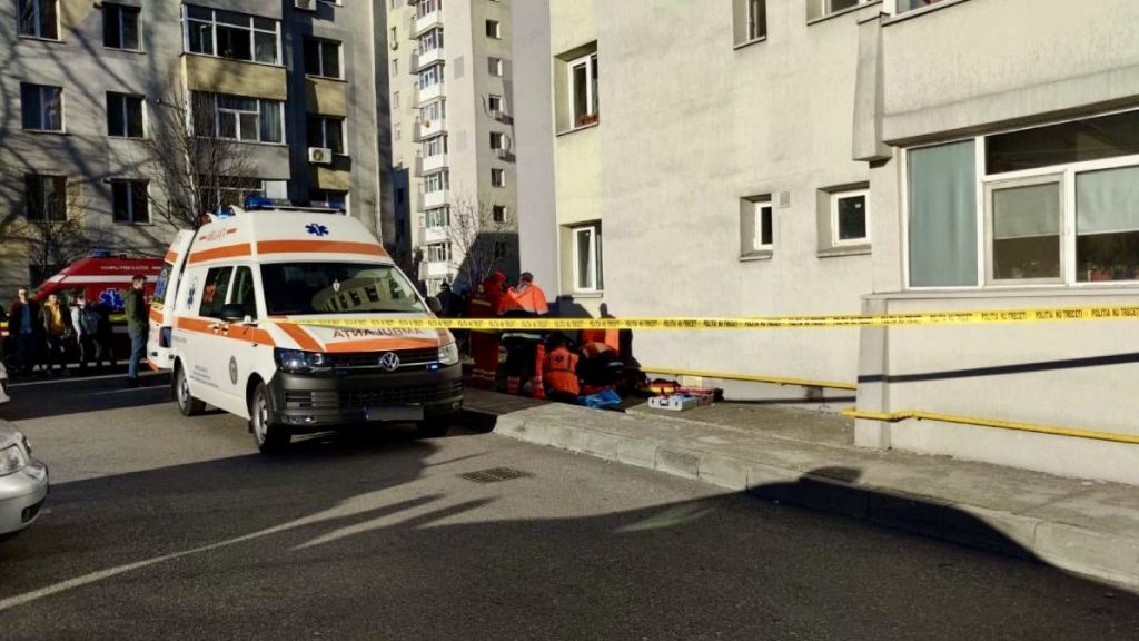 Un copil de 12 ani a căzut de la etajul 4 al unui bloc din Pitești