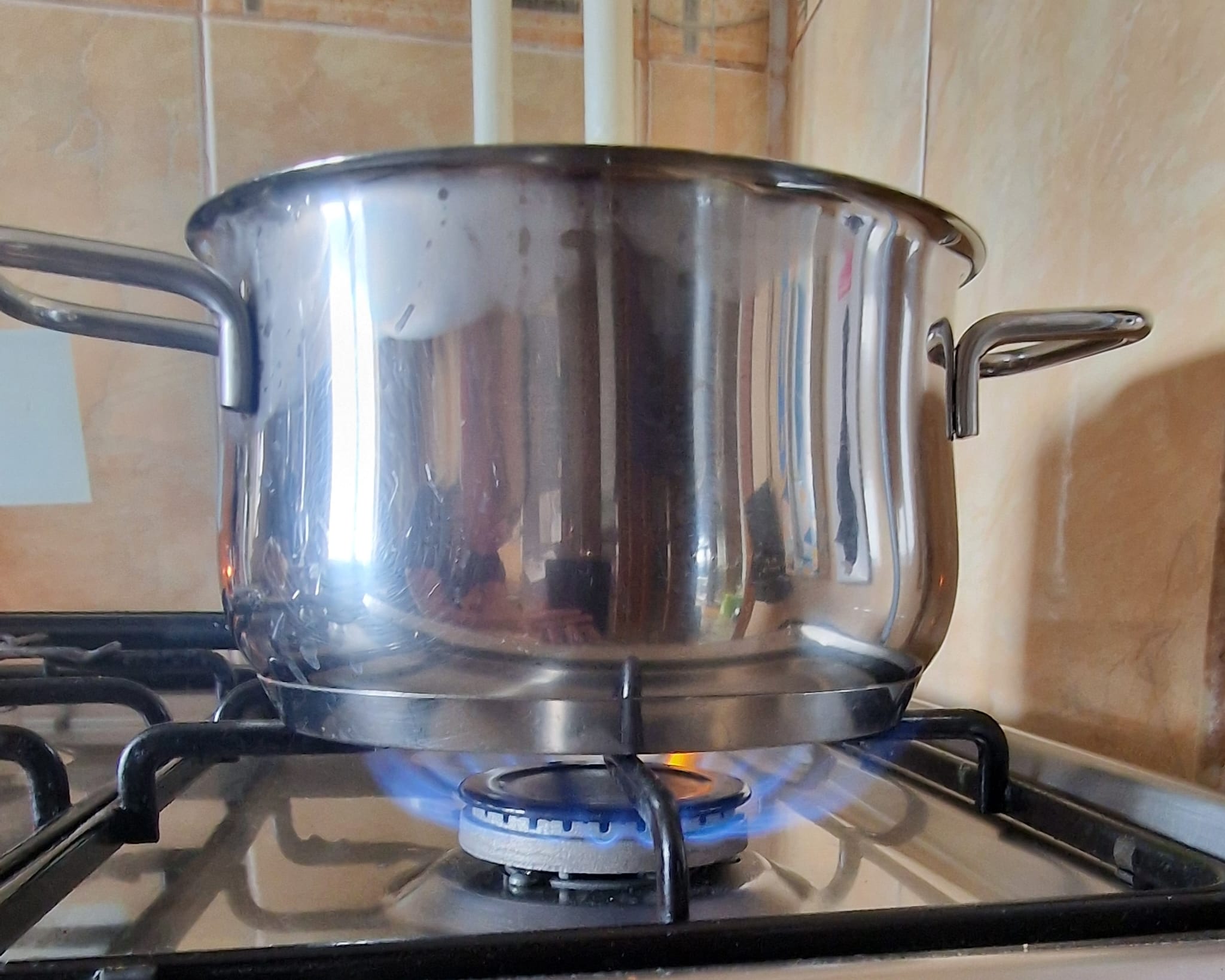 Incendiu la Piatra-Neamț din cauza unei oale uitate pe aragaz