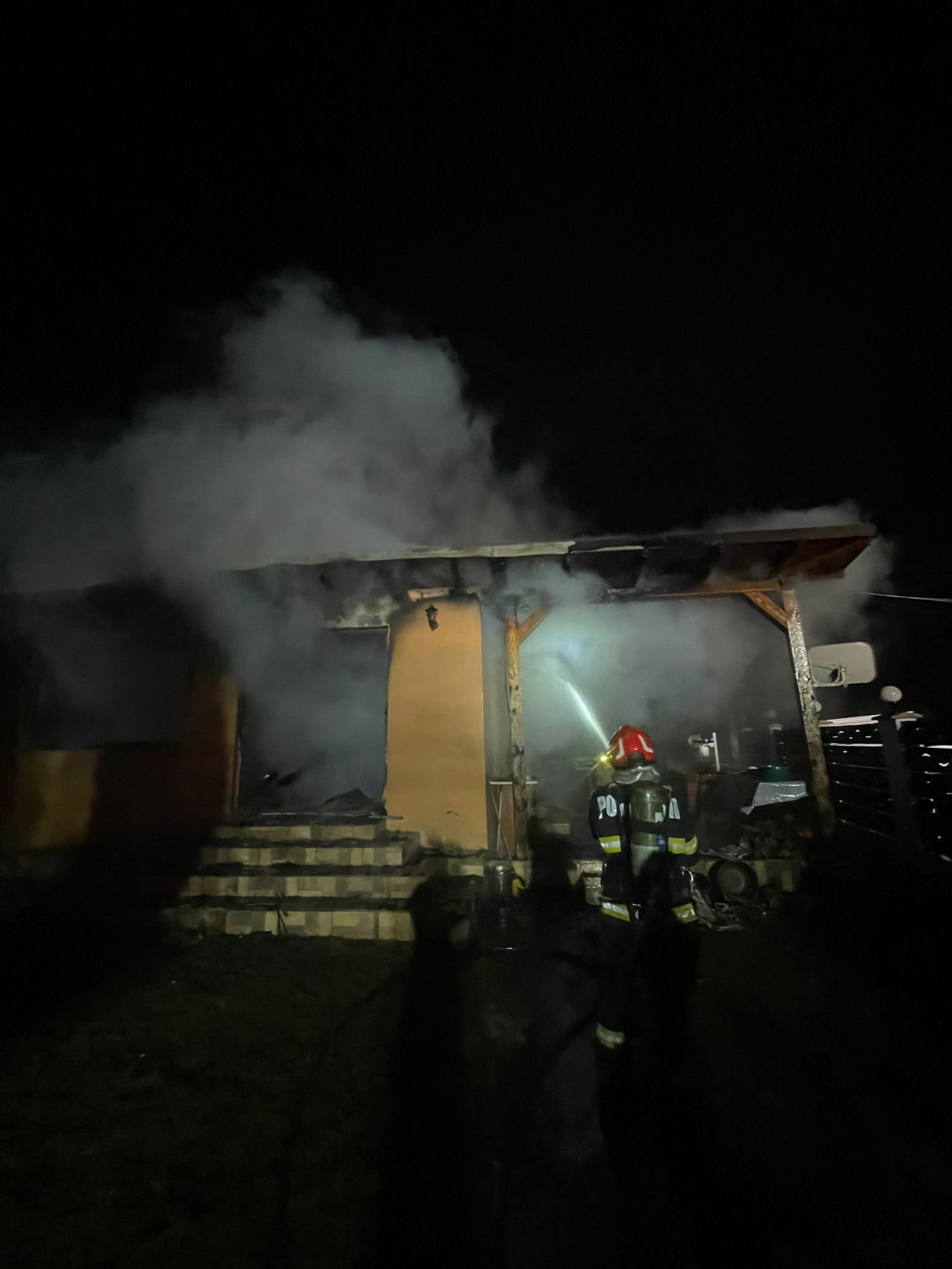 Incendiu devastator în Bozieni, cauzat de un scurtcircuit electric