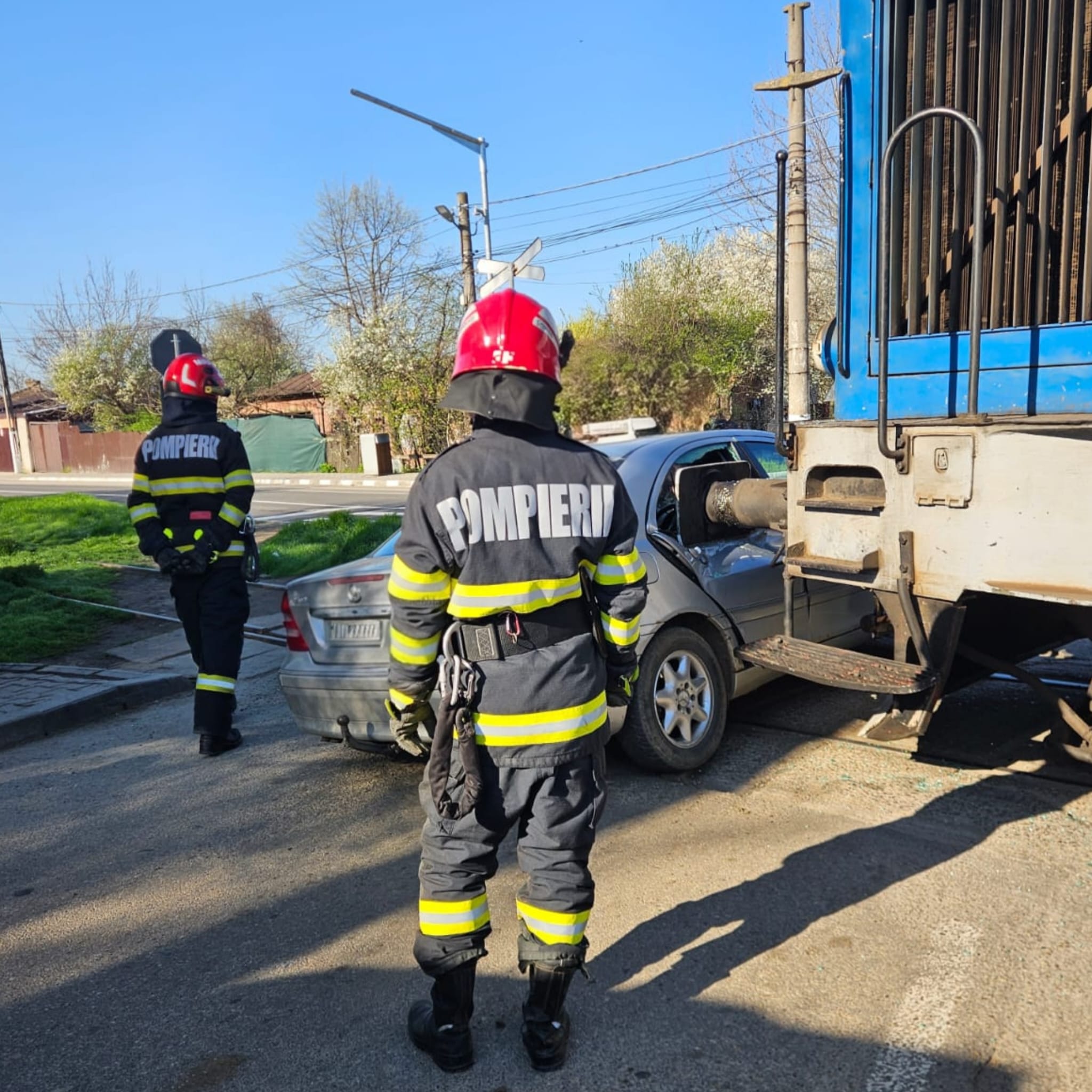 Accident feroviar la Giurgiu: autoturism acroșat de locomotivă