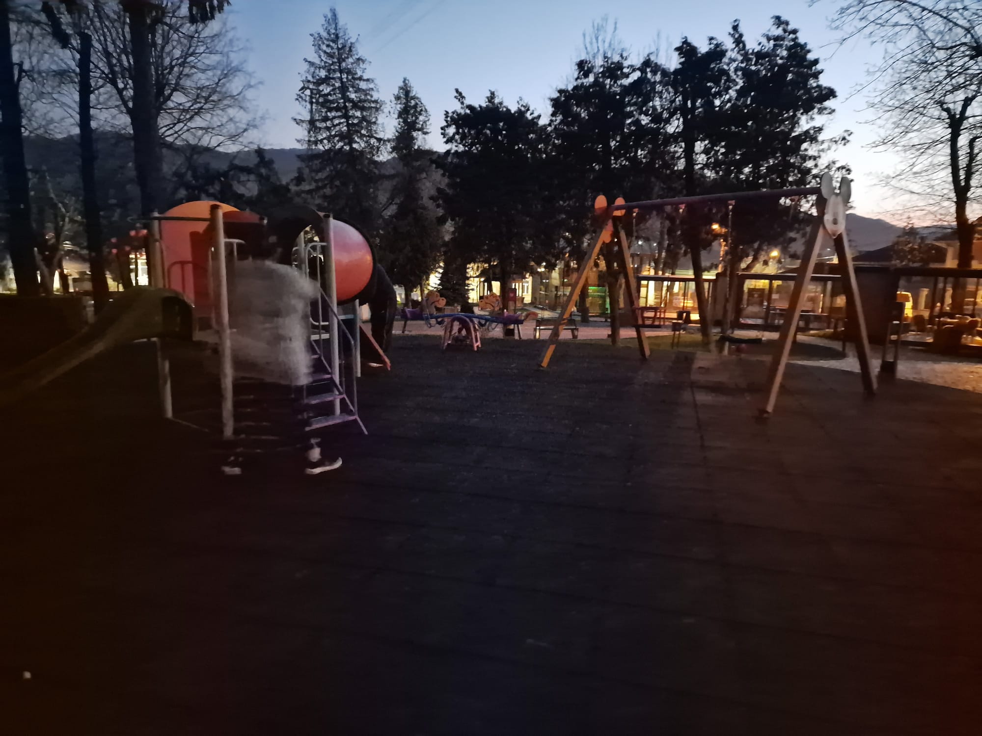 Iluminatul din Parcul „Nicu Albu” din Piatra-Neamț nu funcționează