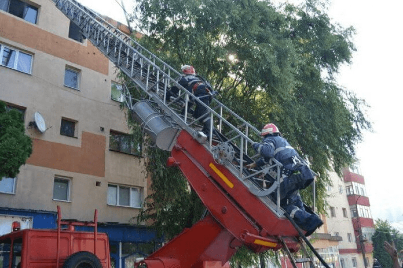 Femeie salvată de pompieri în Roman după o cădere în apartament