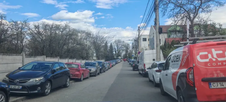 Mămică din Cluj-Napoca mobilizează comunitatea pentru trotuare accesibile