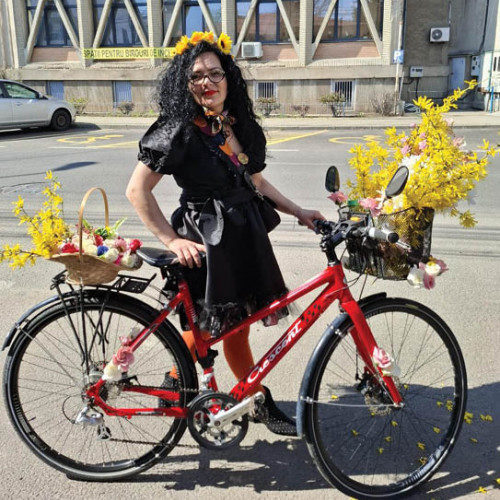 Ploieștenii sărbătoresc "Duminica Floriilor" la evenimentul "Tocuri pe bicicletă"