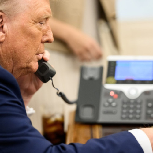 Donald Trump îi felicita pe astronauții misiunii Artemis II pentru survolul Lunii