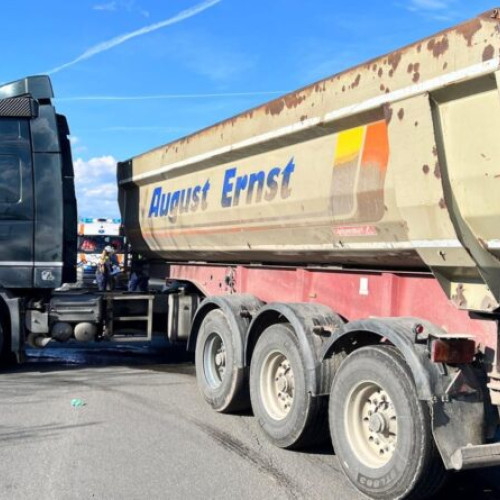 Accident rutier în Hunedoara: patru răniți în urma coliziunii între trei vehicule