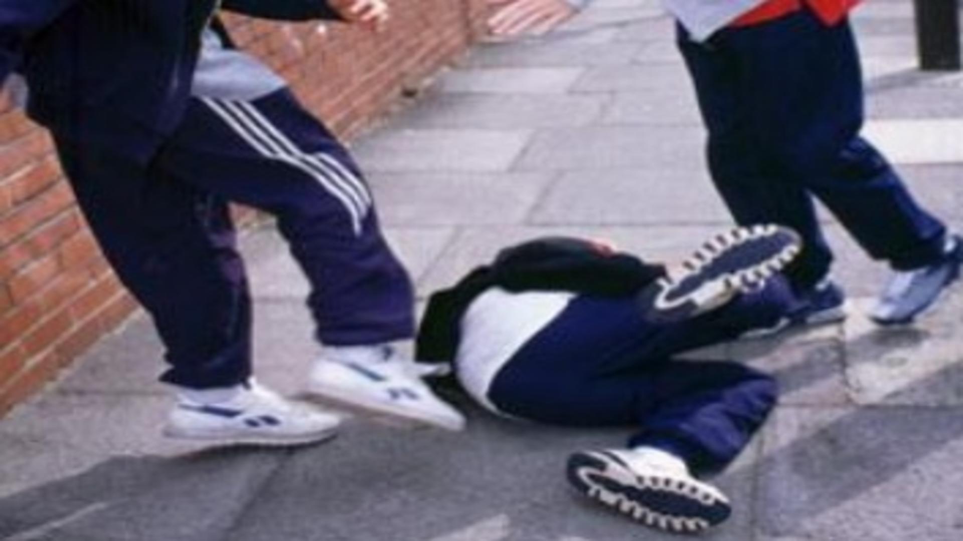 Băiat de 13 ani agresat în Roman, doi minori reținuți de poliție