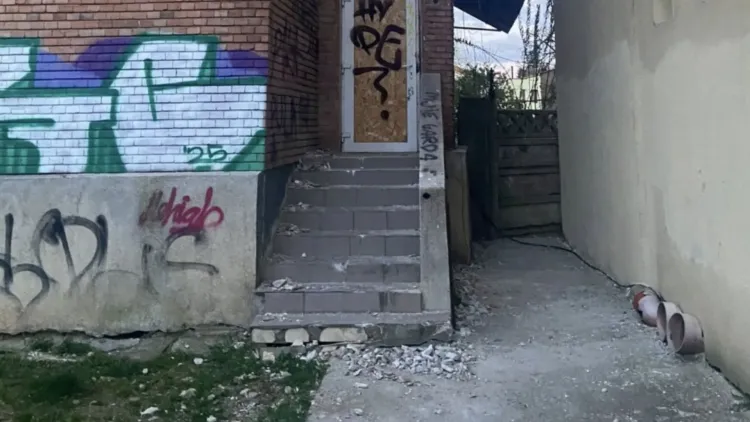 Atenție, clujeni! O clădire abandonată devine pericol public