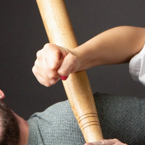 Tânăr din Târgu Jiu reținut după ce și-a lovit mama cu un lemn