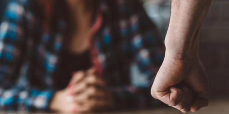 Bărbat acuzat de violență în familie și tâlhărie, trimis în judecată