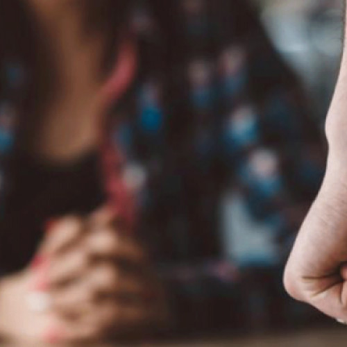 Bărbat acuzat de violență în familie și tâlhărie, trimis în judecată