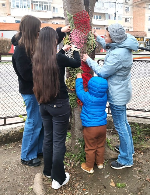 Noua artă stradală din Piatra-Neamț: copaci împodobiți cu croșete