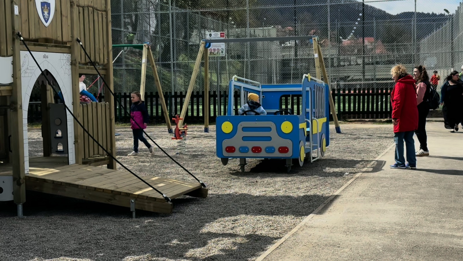 Piața de joacă modernizată în Brașov: facilități pentru toți copiii