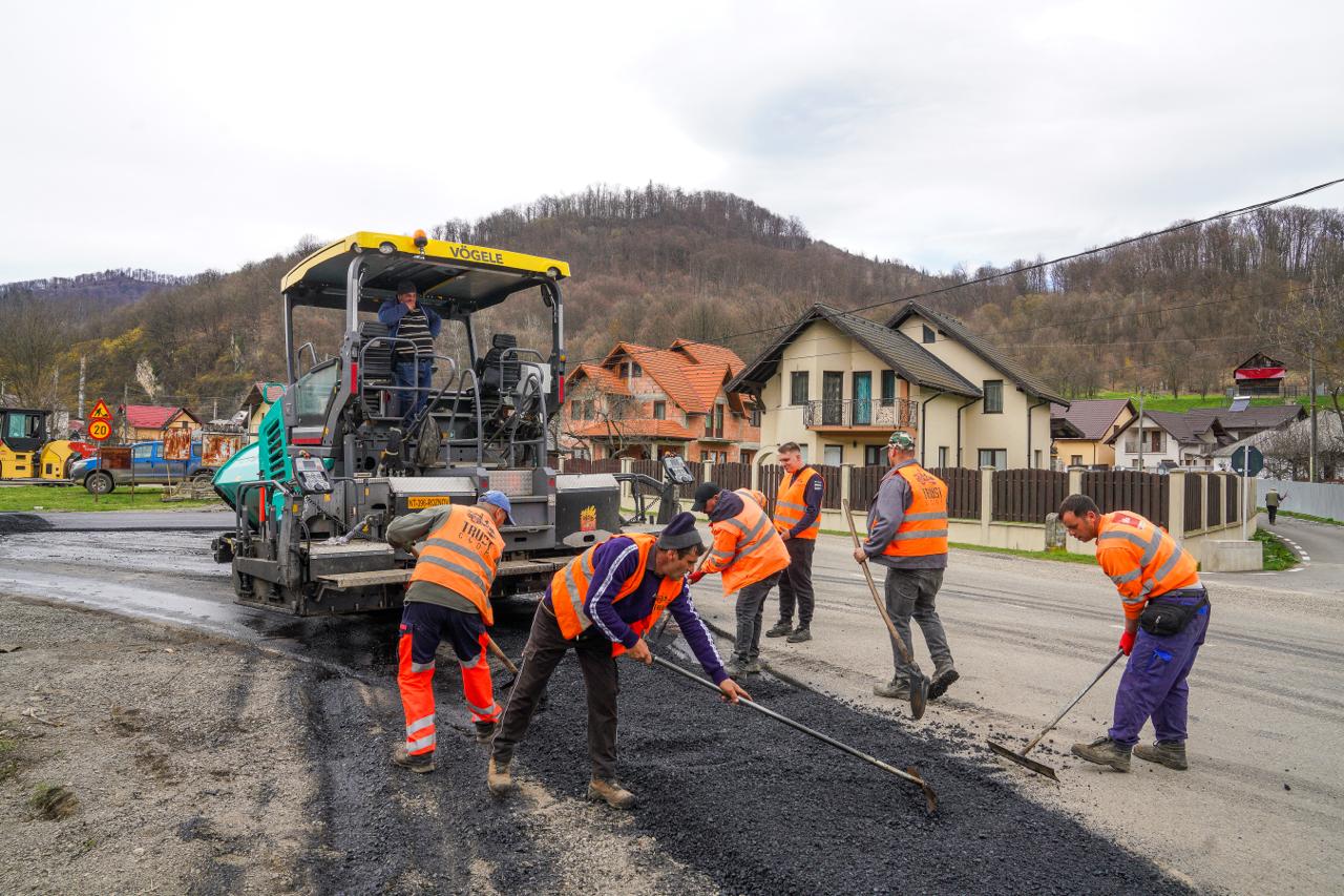Reluate lucrările pe drumurile județene din Neamț