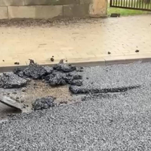 PRIMARIA ALBA IULIA, REACTIE FATA DE ASFALTUL TURNAT IN PLOAIE PE O STRADA- CONSTRUCTORUL VA APLICI ASFALT NOU