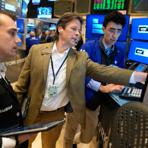 Acțiunile americane și prețurile petrolului fluctuează înainte de termenul lui Trump pentru atacarea centralelor electrice iraniene