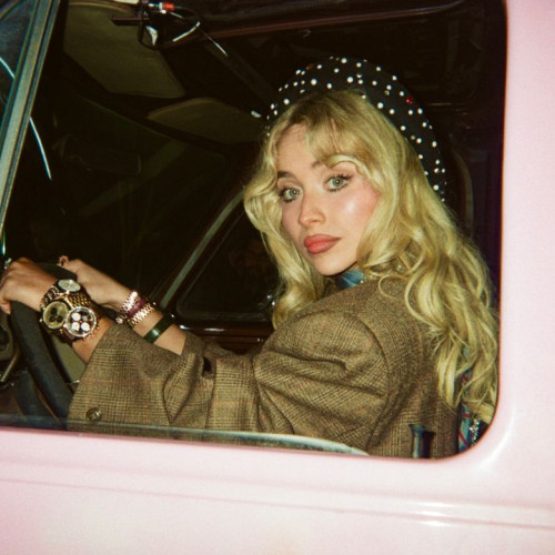 Sabrina Carpenter își sărbătorește apariția de la Coachella cu un nou videoclip