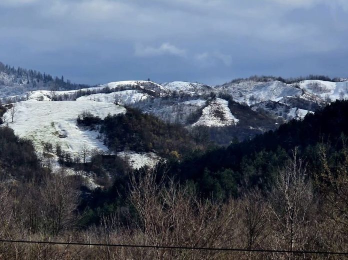 Vremea s-a răcit în Vrancea: A nins pe munți și pe drumuri