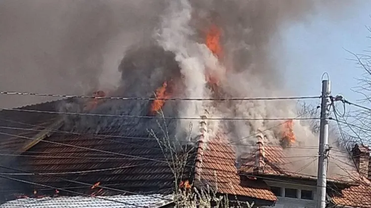 Incendiu devastator în județul Cluj, echipajele de intervenție luptă cu flăcările