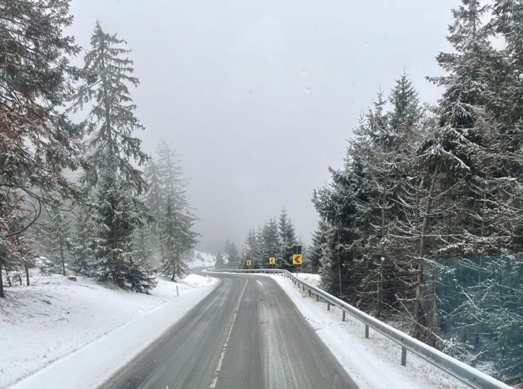 Utilajele intervin pe DN18 pentru deszăpezire în Pasul Prislop