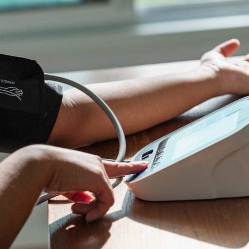 Cum să-ți măsori tensiunea arterială acasă — faci aceste greșeli?