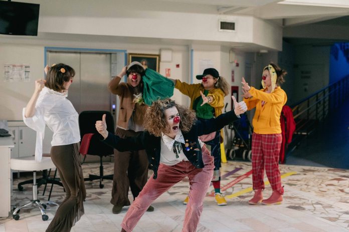 Clovnii IOTA aduc bucurie copiilor din spitalele din București