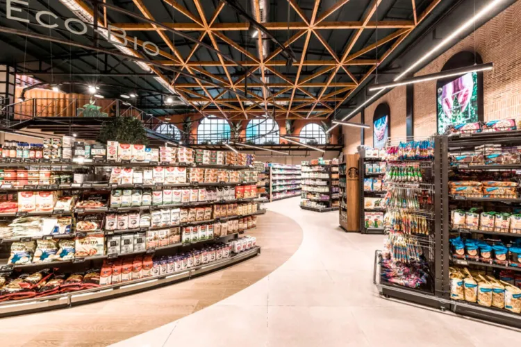 Vânzările cu amănuntul în România: creștere lunar, declin anual sever