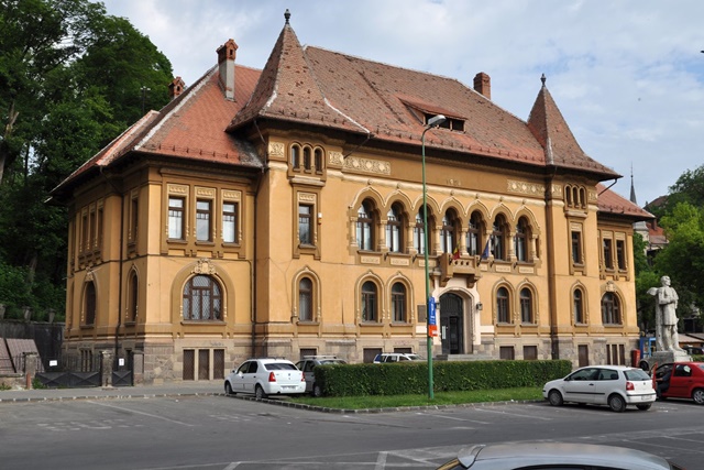 Expoziția „Ne vedem în colț, la Modarom!” reunește istoria urbană a Brașovului