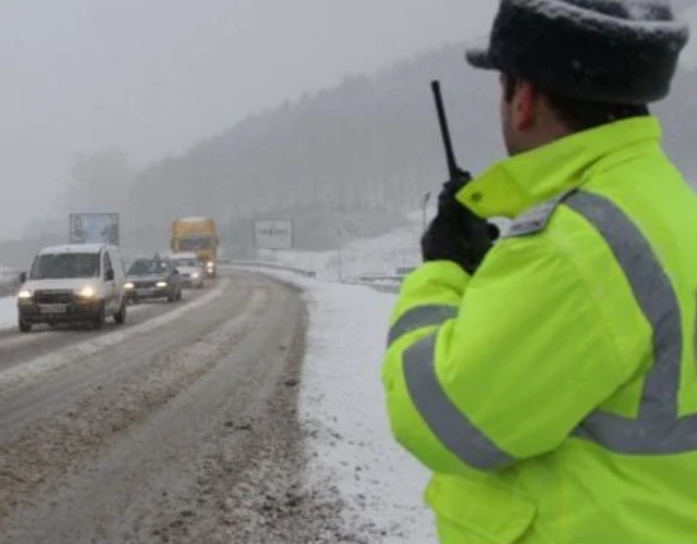 Șoferii sunt sfătuiți să circule cu precauție în condiții de ninsoare